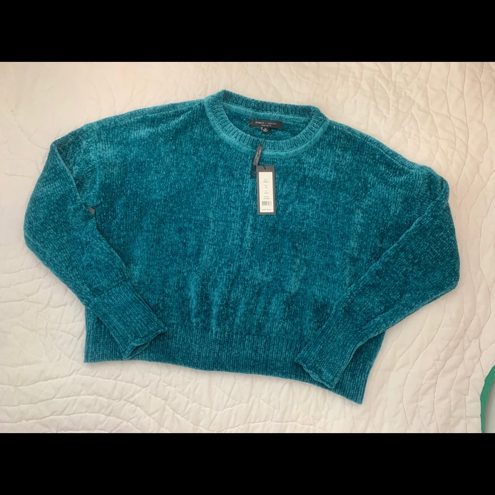 NWT Romeo and Juliet pullover. Women’s medium